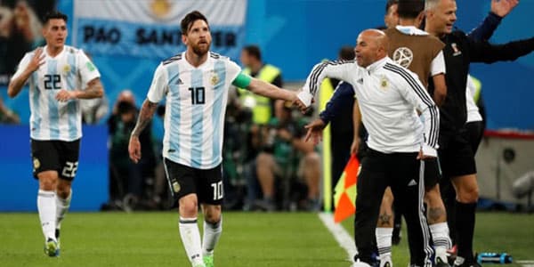 Messi hər kəsin önündə baş məşqçisini rəzil edib