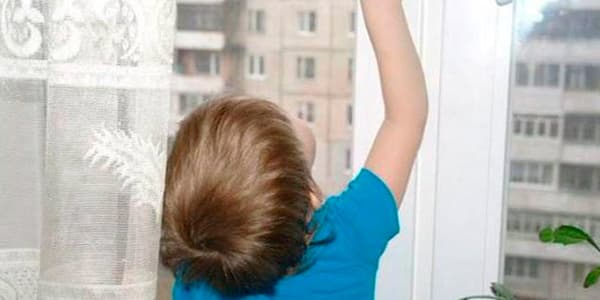 2 yaşlı uşaq 4-cü mərtəbədən yıxıldı, sağ qaldı