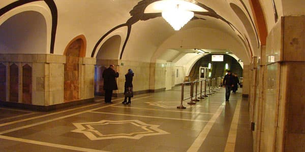 Bakı metrosunda həyacanlı anlar: qadın sərnişinə polislər kömək etdi