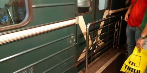 Bakı metrosunda maşinist stansiyaya çatmamış qapıları açıb (VİDEO)