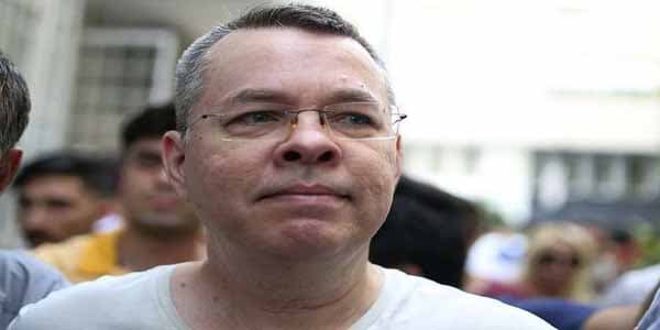 Türkiyə məhkəməsi amerikalı rahibi həbsdə saxladı