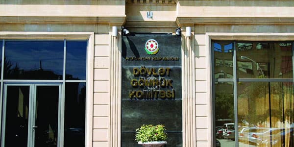 Bakıdan Dubaya 100 min apararkən gömrükdə saxlanıldı