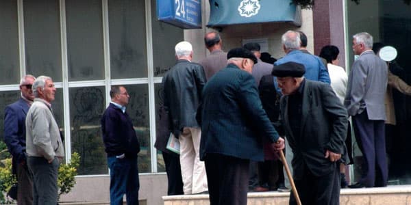 Azərbaycanda 35 minə yaxın şəxsin pensiyası 137,5 manat artırıldı