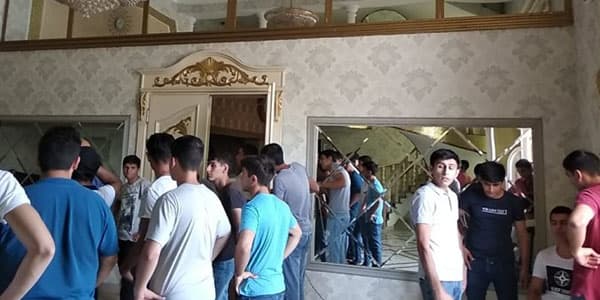 Bakıda işçilər restoran sahibinə etiraz etdilər: “Hər dəfə pulumuzu kəsirlər” (FOTOLAR)