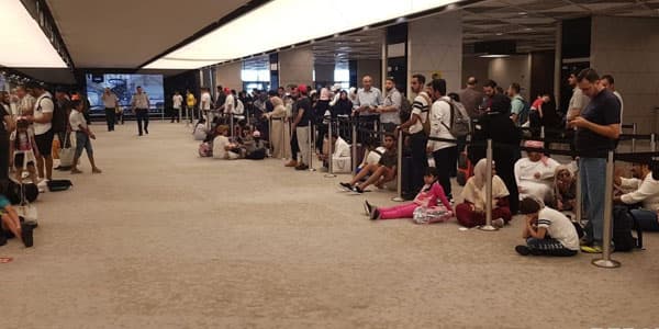 Bakı aeroportunda sərhəddən keçməklə bağlı problem yaranıb (FOTO)