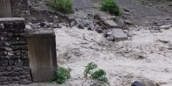 Qaxda sel suları körpünü uçurdu: bir kəndlə əlaqə kəsildi (FOTO/VİDEO)