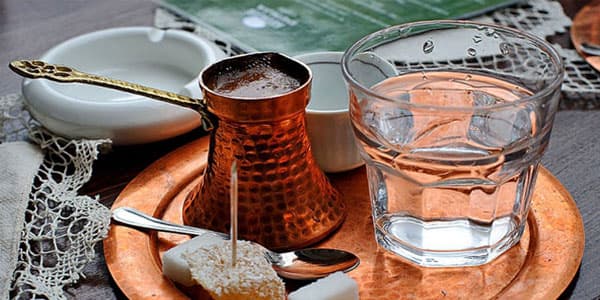 Türk qəhvəsinin yanında niyə su verilir?