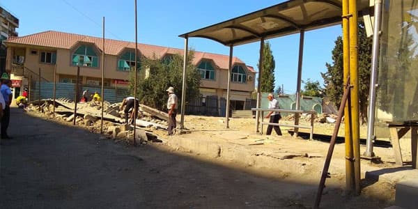 BNA: Avtobus dayanacağının ətrafına çəkilmiş dəmir hasar sökülüb (FOTOLAR)