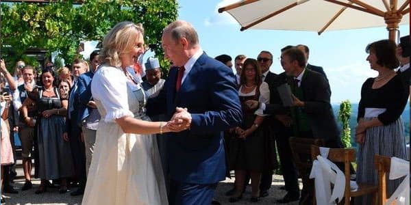 Putinin gəlinlə rəqsi, Merkellə görüşü, Trampın sualı...