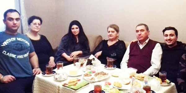Əməkdar artist hər iki həyat yoldaşı ilə süfrə başında (FOTO)
