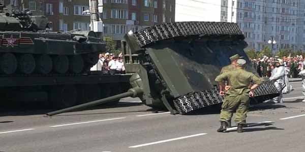 Kursk döyüşünə həsr olunan paradda tank aşdı (VİDEO)