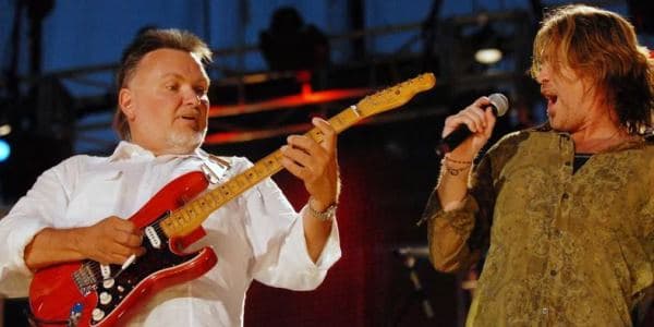 Dünya şöhrətli gitaraçı dünyasını dəyişdi (VİDEO)