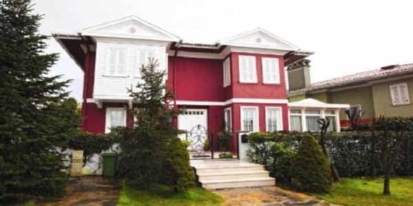 Tanınmış müğənninin villası yandı