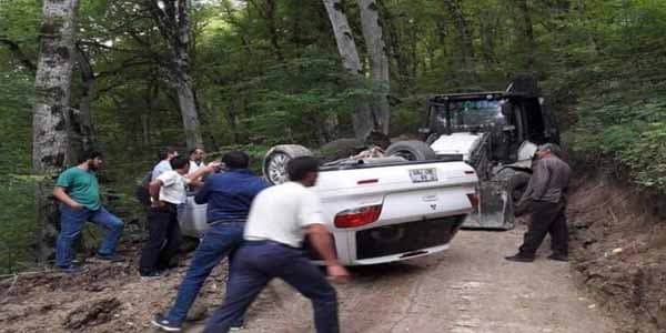 Qubada bəylə gəlini aparan maşın aşdı (FOTO)
