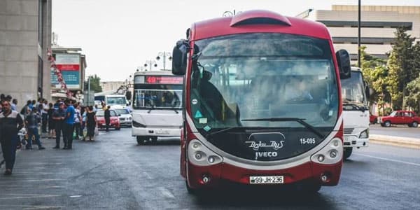 “Baku Bus”un avtobusu qəza törətdi: Yaralılar var (FOTO)