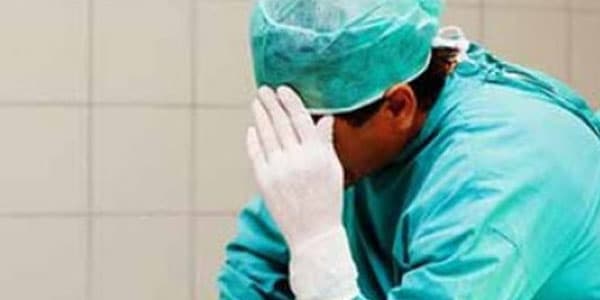 Azərbaycanda rüşvətxor həkim pul alarkən yaxalandı (RƏSMİ)