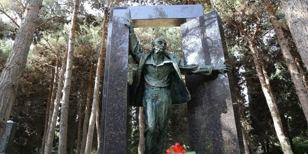 Lütfi Zadənin ölümündən bir il ötür