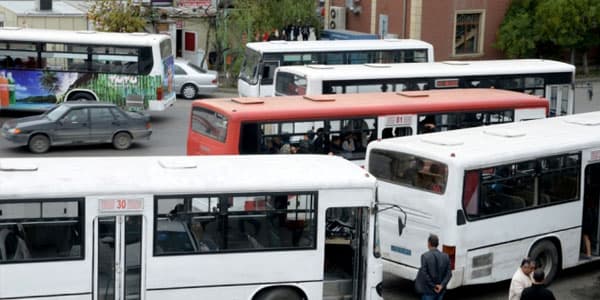 Bakıda avtobusda sürücü ilə sərnişin arasında əlbəyaxa dava (VİDEO)