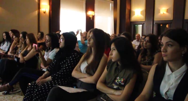 Tanınmış modelyer Zülfiyyə Sultan dəbsevərləri bir araya gətirdi (FOTO)