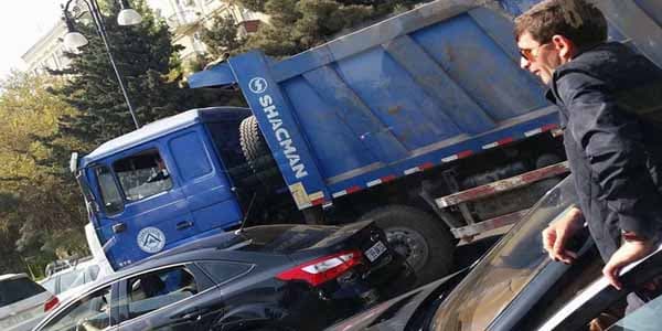 Bakıda mənzil tələb edən məcburi köçkün yolu kəsdi, tıxac yarandı