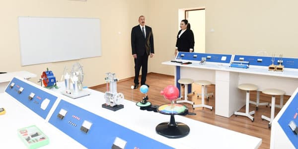 Prezident iki orta məktəbdə şəraitlə tanış oldu (FOTOLAR)