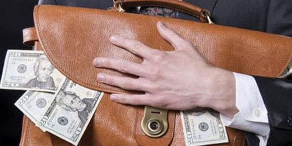 İşdən çıxarılan icra başçısının ölkədən çıxışına qadağa qoyuldu: araşdırmalar başladı