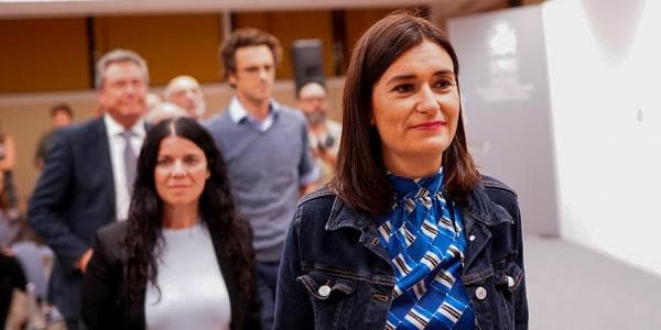 Diplomu saxta çıxan nazir istefa verdi