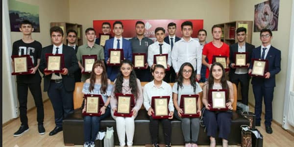 “Veysəloğlu” Şirkətlər Qrupu 700 bal toplayan abituriyentləri təbrik edib