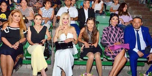 Xalq artistinin qızı Şəbnəmin konsertini qulaqlıqda və narazılıqla izlədi (FOTO)