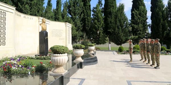 Müdafiə naziri təlimlər keçirilən bölgəyə getdi