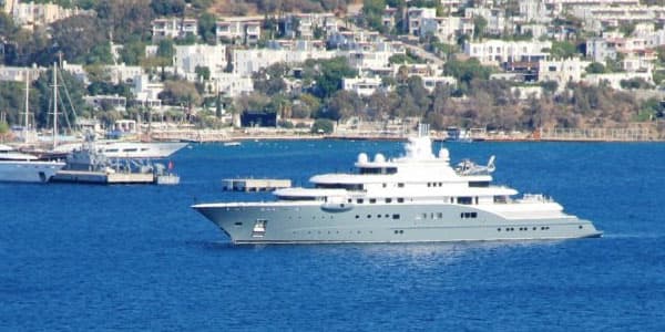 Şeyxin 300 milyon dollarlıq yaxtası Bodrumda limana girə bilmədi (FOTO)