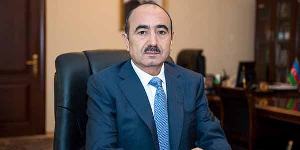 Əli Həsənov: Paşinyan siyasətçi adına parodiyadır