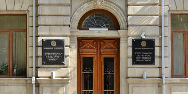 DQİDK-in şöbə müdiri: “Məscidlərdən qara bayraqlar deyil, Azərbaycan bayrağı asılmalıdır”