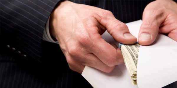 General 400 dollar rüşvət alan gömrük inspektorunu işdən qovdu (RƏSMİ)