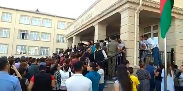 Yeni açılan məktəbdə sıxlıq yarandı: şagirdlər dərsə gedə bilmirlər (VİDEO)