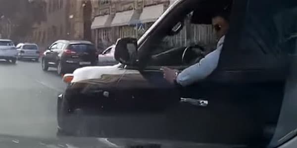 "Ekolizinq" MMC-nin işçisi Bakıda qoçuluq edir (VİDEO)