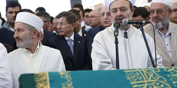 Əhməd Davudoğlu qətlə yetirilən iş adamı Etimad İsmayılovun cənazə namazında iştirak edib