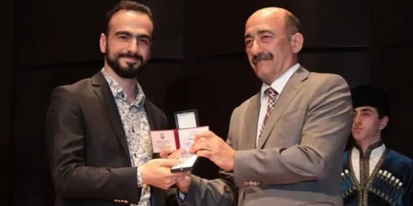 Nazir gənc tarzənə əməkdar artist fəxri adının vəsiqəsini təqdim etdi