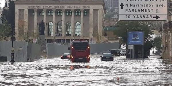 Bakı suyun altında qaldı (FOTO/VİDEO)