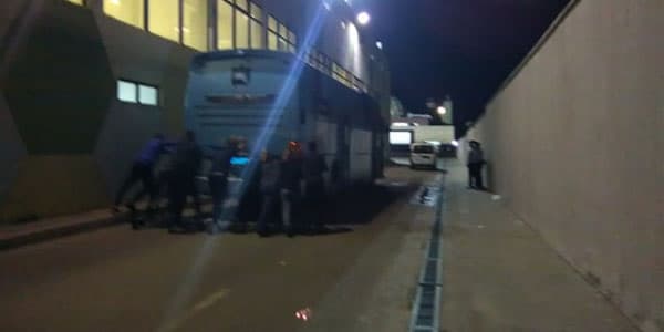 Yalnız Azərbaycanda: Premyer Liqa klubunun futbolçuları avtobus itələyir (FOTO)