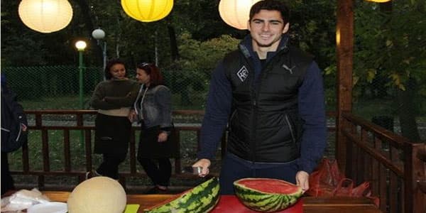 Azərbaycanlı futbolçu Rusiyada qarpız qonaqlığı verdi (FOTOLAR)
