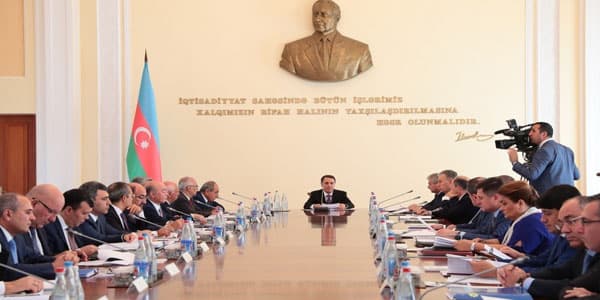 Novruz Məmmədov Nazirlər Kabinetini topladı