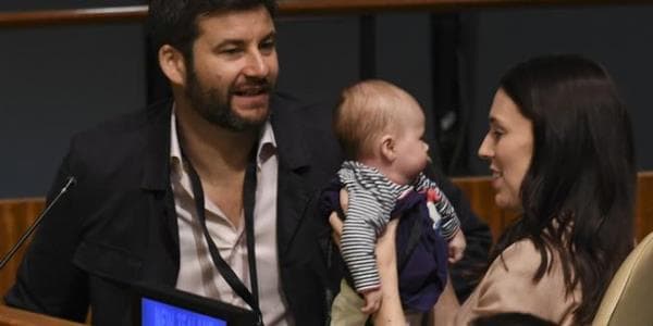 Yeni ana olan baş nazir BMT iclasına qızı ilə birlikdə gəldi