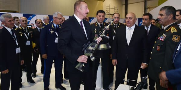 İlham Əliyev sərgidə silahlarla tanış oldu (FOTOLAR)