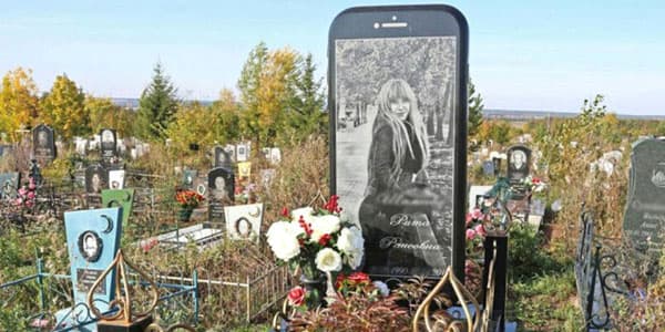 Telefonunu çox sevən qıza "iPhone 6" formasında baş daşı qoyuldu (FOTO)