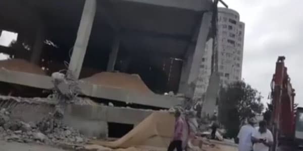 Bakıda yeni tikilən bina sökülür (VİDEO)