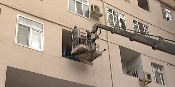 BŞİH Bakıxanovda eyvanlarda quraşdırılan paltar iplərini sökdürdü (FOTOLAR)