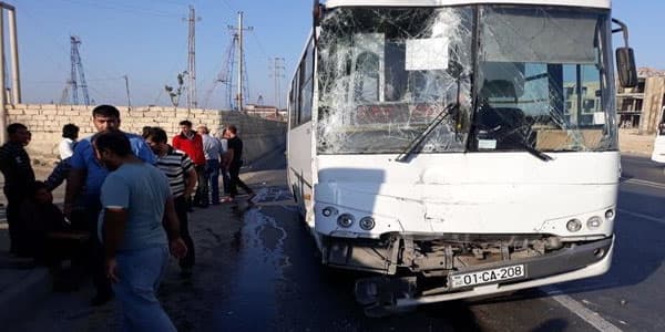 Bakıda iki avtobus toqquşdu: yaralılar var (FOTOLAR)