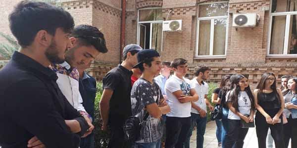 Gürcüstanda etiraz edən azərbaycanlı abituriyentlərin işlərinə baxılır