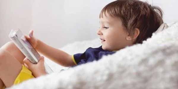 Uşaqları telefonla oynayan vaildeynlərə xəbərdarlıq